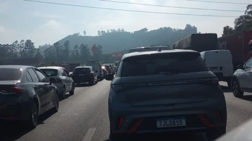 Veículo em chamas interdita Rodovia dos Bandeirantes após acidente em Perus (SP)