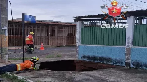 Cratera se abre e engole casal de irmãos e cachorros em Ceilândia, DF
