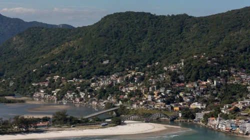 Helicóptero cai em Guaratiba, no Rio de Janeiro, e deixa três mortos