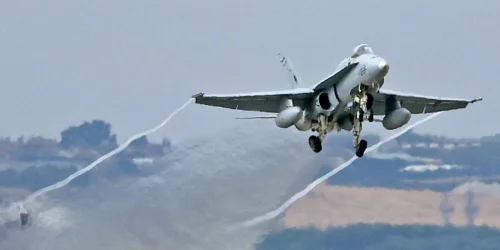 Pilotos espanhóis destacam EF-18 como ideal para patrulhas aéreas da OTAN