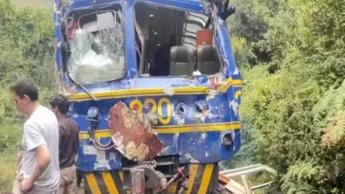 Trens batem de frente em Machu Picchu e deixam 1 morto e 30 feridos no Peru
