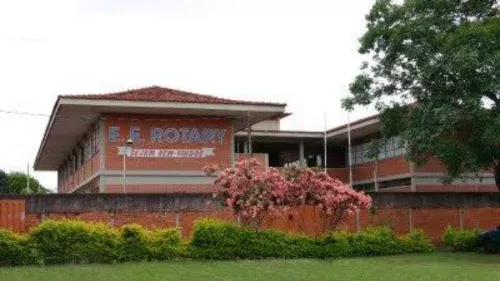 Adolescente de 16 anos esfaqueia cinco crianças dentro de escola em Ituiutaba, MG