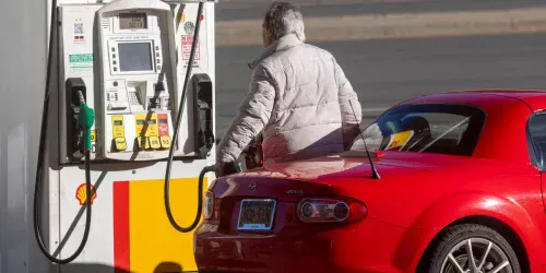 O lado oculto dos preços da gasolina: por que os mais pobres estão sofrendo muito mais