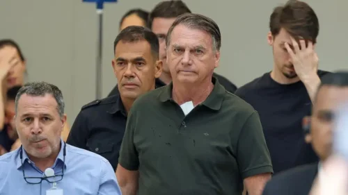 Bolsonaro deixa hospital após exames e retorna para carceragem da PF em Brasília
