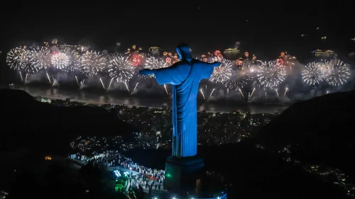 Turistas argentinas e cariocas celebram Réveillon na orla da Barra da Tijuca