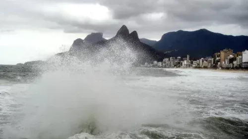 Chuva e ressaca com ondas de 3 metros: a segunda-feira que promete agitar o Rio