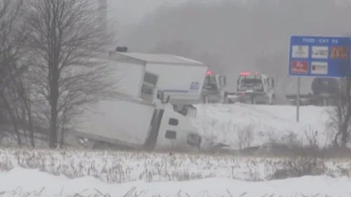 Engavetamento com mais de 100 veículos deixa ao menos 12 feridos em Michigan