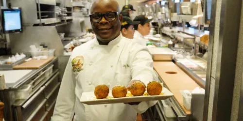 As 3 perguntas que levaram um cozinheiro a vice-presidente do Cheesecake Factory em 28 anos