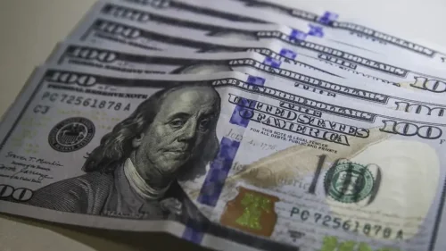 Ibovespa tem terceira queda consecutiva e dólar ultrapassa R$ 5,50 após tarifa dos EUA