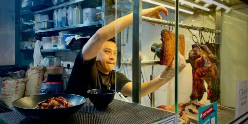 Jovens empreendedores desafiam crise do setor de alimentação para abrir negócios em Singapura