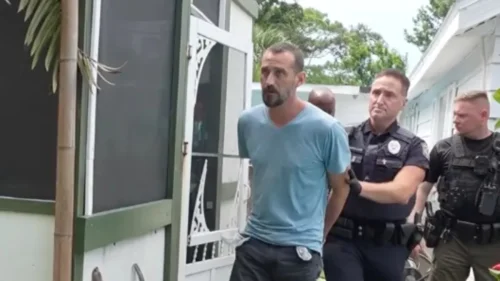 Pai é preso nos EUA após deixar filho de 1 ano morrer em carro sob calor extremo