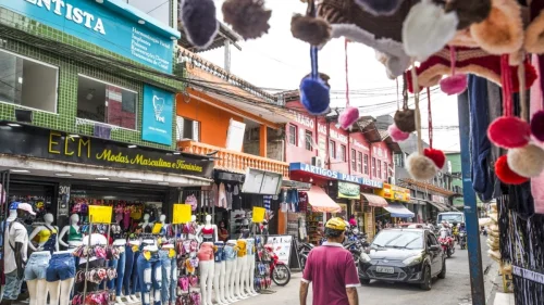 Shopee lidera preferência de consumo em favelas brasileiras, aponta estudo