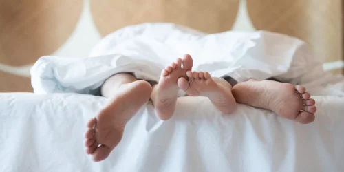 Mulher supera celibato de um ano com relacionamento com homem 10 anos mais jovem