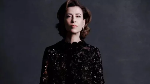 Bolsonaristas iniciam campanha de boicote contra Havaianas após propaganda com Fernanda Torres