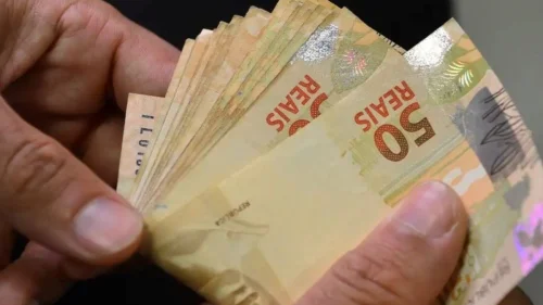 Ibovespa fecha em queda de 0,40% e dólar sobe para R$ 5,645 nesta quarta