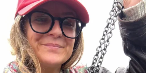 Mulher encontra bolsa de designer avaliada em R$ 15 mil por R$ 40 em brechó