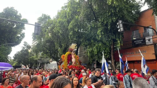 Procissão de São Sebastião reúne centenas de fiéis no Rio apesar da chuva
