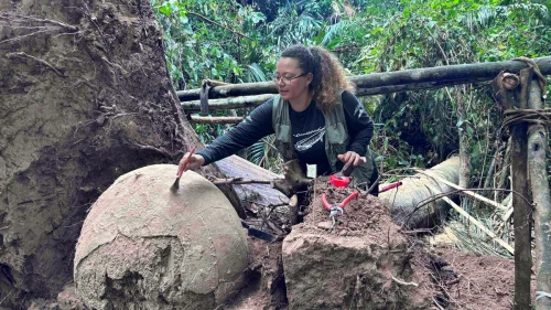 Urnas funerárias indígenas milenares são descobertas em área de várzea no Amazonas