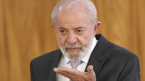 Justiça argentina autoriza visita de Lula a Cristina Kirchner em prisão domiciliar