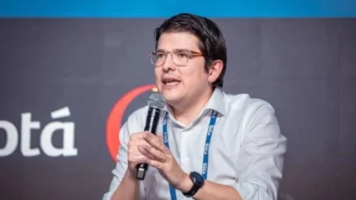 Pré-candidato à presidência da Colômbia Miguel Uribe é baleado na cabeça em atentado