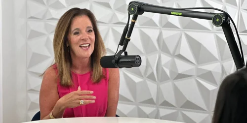 Mulher de 59 anos recusa aposentadoria e inicia carreira dos sonhos após os 50