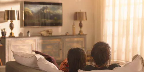 Mãe revela estratégia inédita: como séries +18 podem fortalecer o vínculo com seu filho pré-adolescente