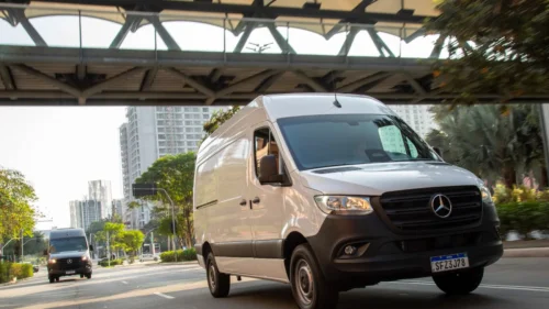 Mercedes-Benz amplia presença digital com influenciadores e projetos itinerantes