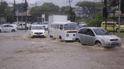 Chuvas com raios atingem o Rio de Janeiro e causam alagamentos e interrupções no transporte