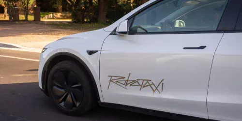Tesla tem apenas 42 carros autônomos no Texas; Waymo domina com 577 — e a diferença é chocante