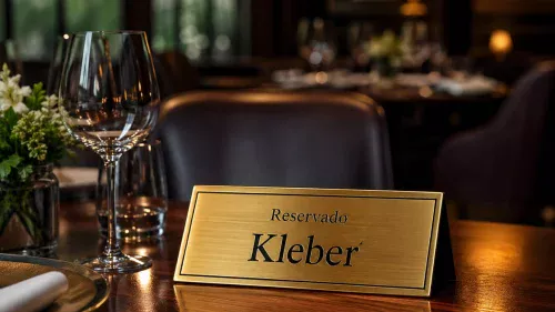 A placa na mesa do restaurante em Brasília que revela o verdadeiro poder nos bastidores