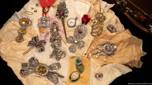 Mala esquecida em cofre revela tesouro perdido da família real Habsburgo após 100 anos