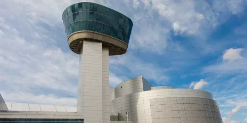 Torre de observação do museu aeroespacial de Washington oferece vista de pousos e decolagens