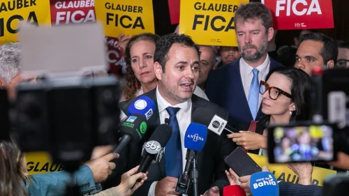 Câmara mantém mandato de Zambelli e suspende Glauber Braga por 6 meses