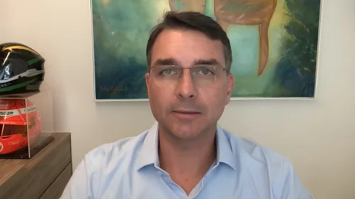 Flávio Bolsonaro condiciona desistência de pré-candidatura a "preço" político