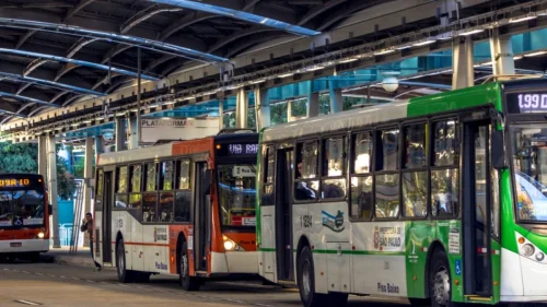 Motoristas de ônibus de São Paulo entram em greve por atraso do 13º salário