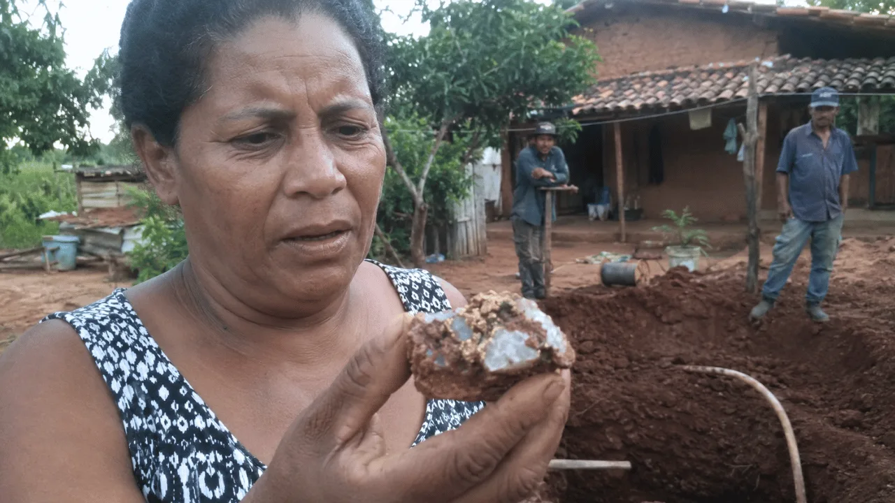 Mulher encontra sinais de ouro no próprio terreno e descobre que a fortuna pode não ser dela