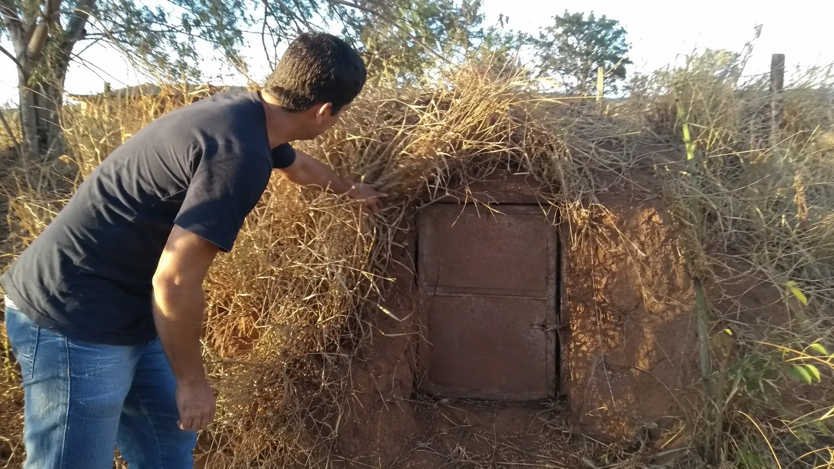 Encontrei uma porta escondida na fazenda dos meus avós  e descobri o que havia sido guardado ali por décadas