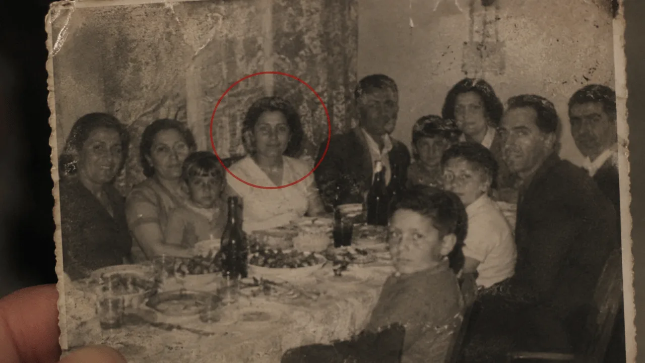 Família encontra uma fotografia antiga com uma pessoa que ninguém conhecia