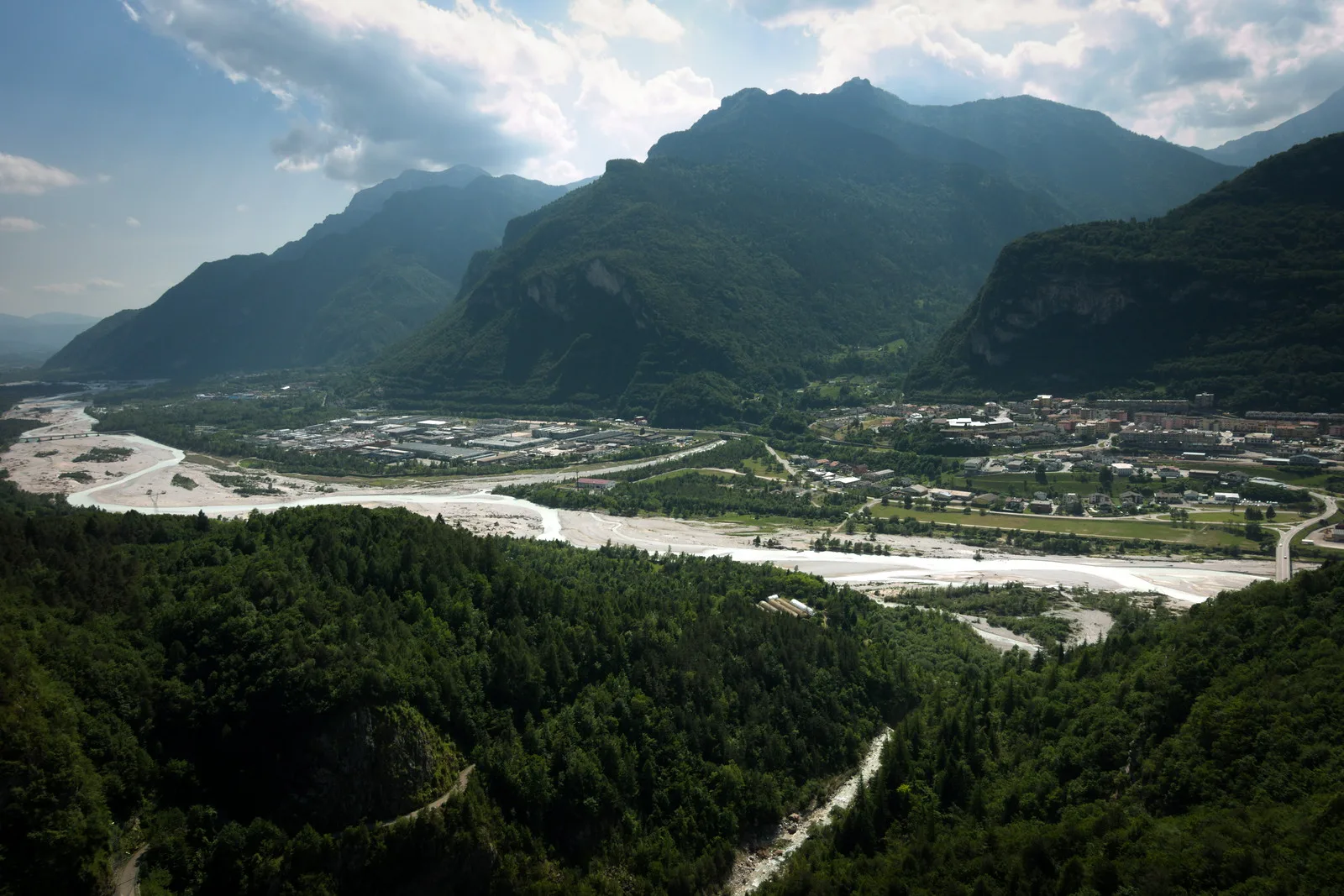 Vista panorâmica de Longarone, do leito do rio Piave e das montanhas em 2019.