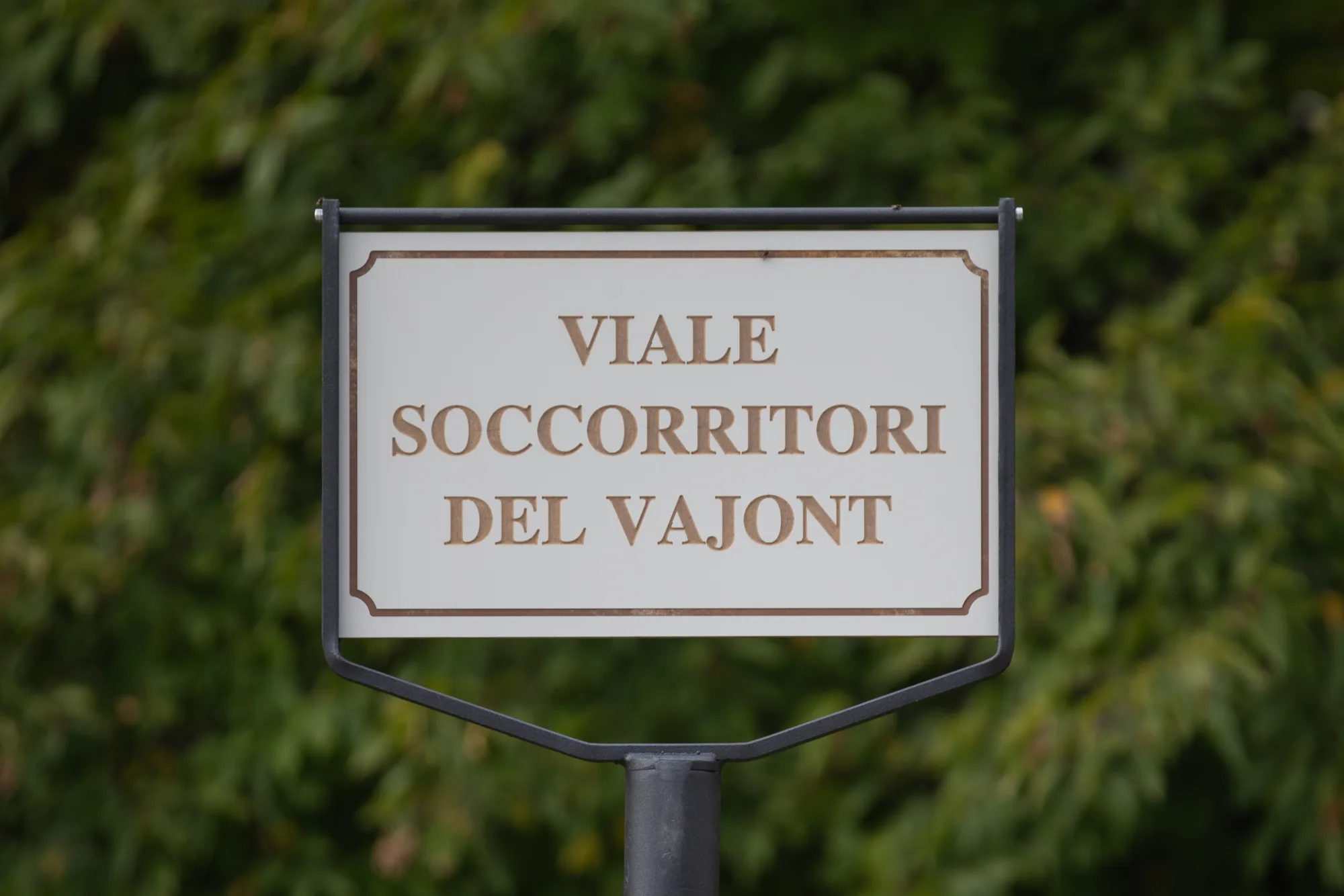 Participantes de uma homenagem aos primeiros socorristas de Vajont em Longarone, em 2023.