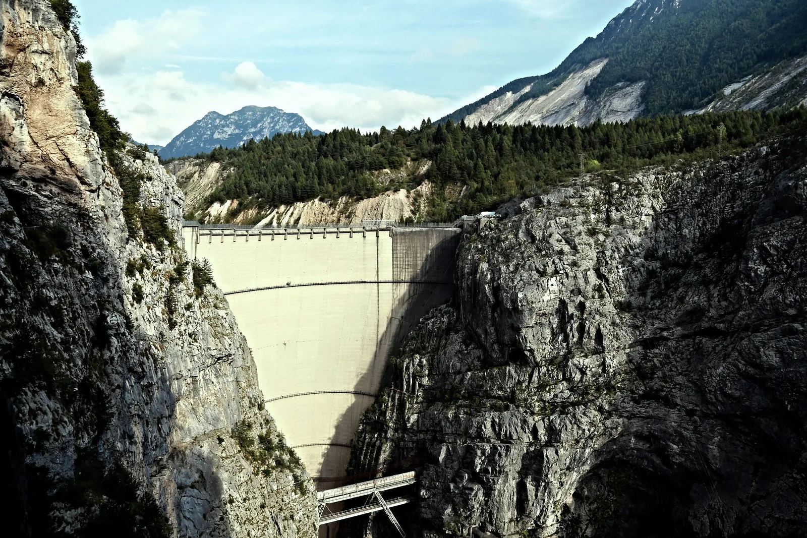 A barragem ficou de pé, mas a onda destruiu cidades: a tragédia de Vajont