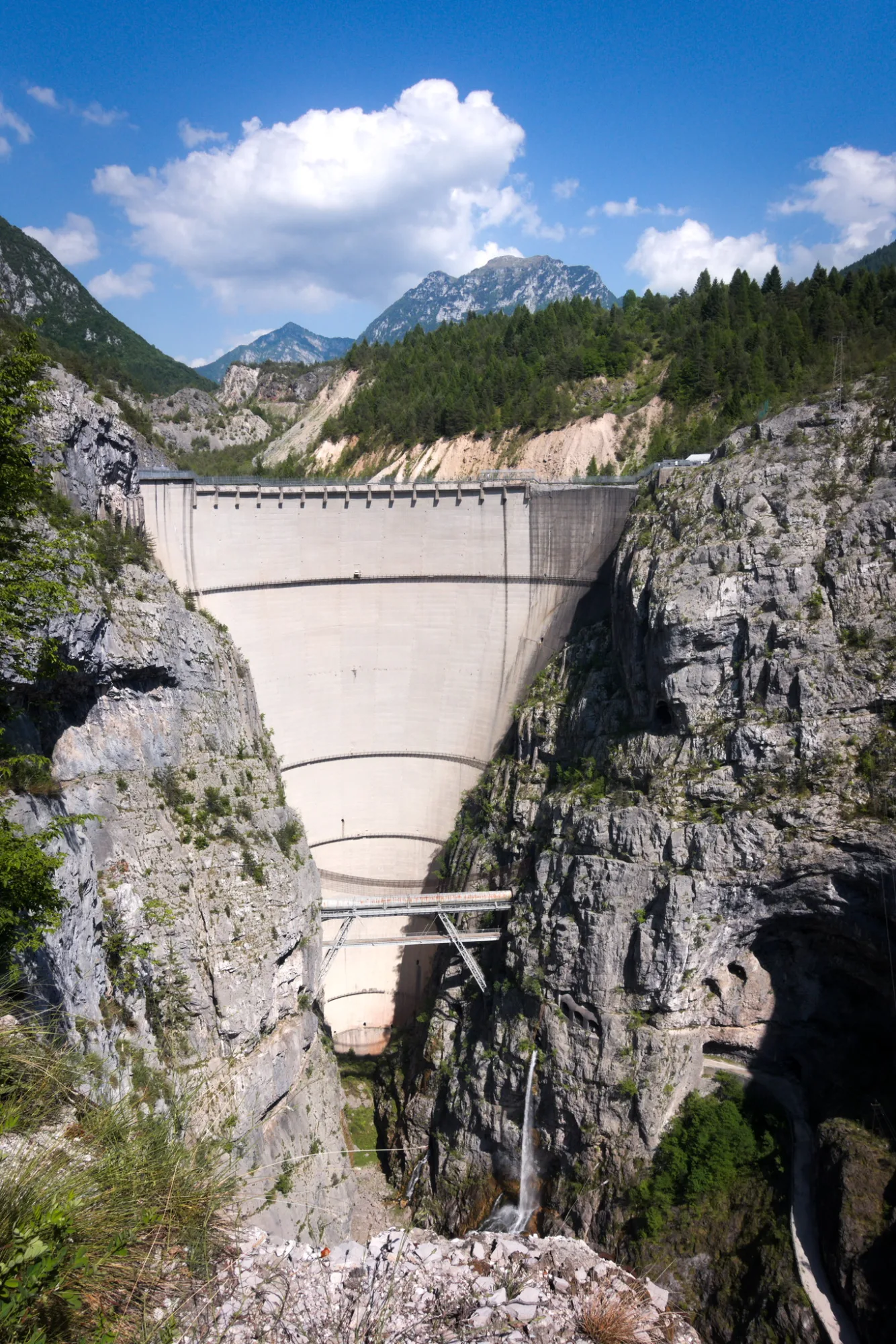 Vista vertical da barragem de Vajont entre paredes rochosas, em fotografia de 2019.