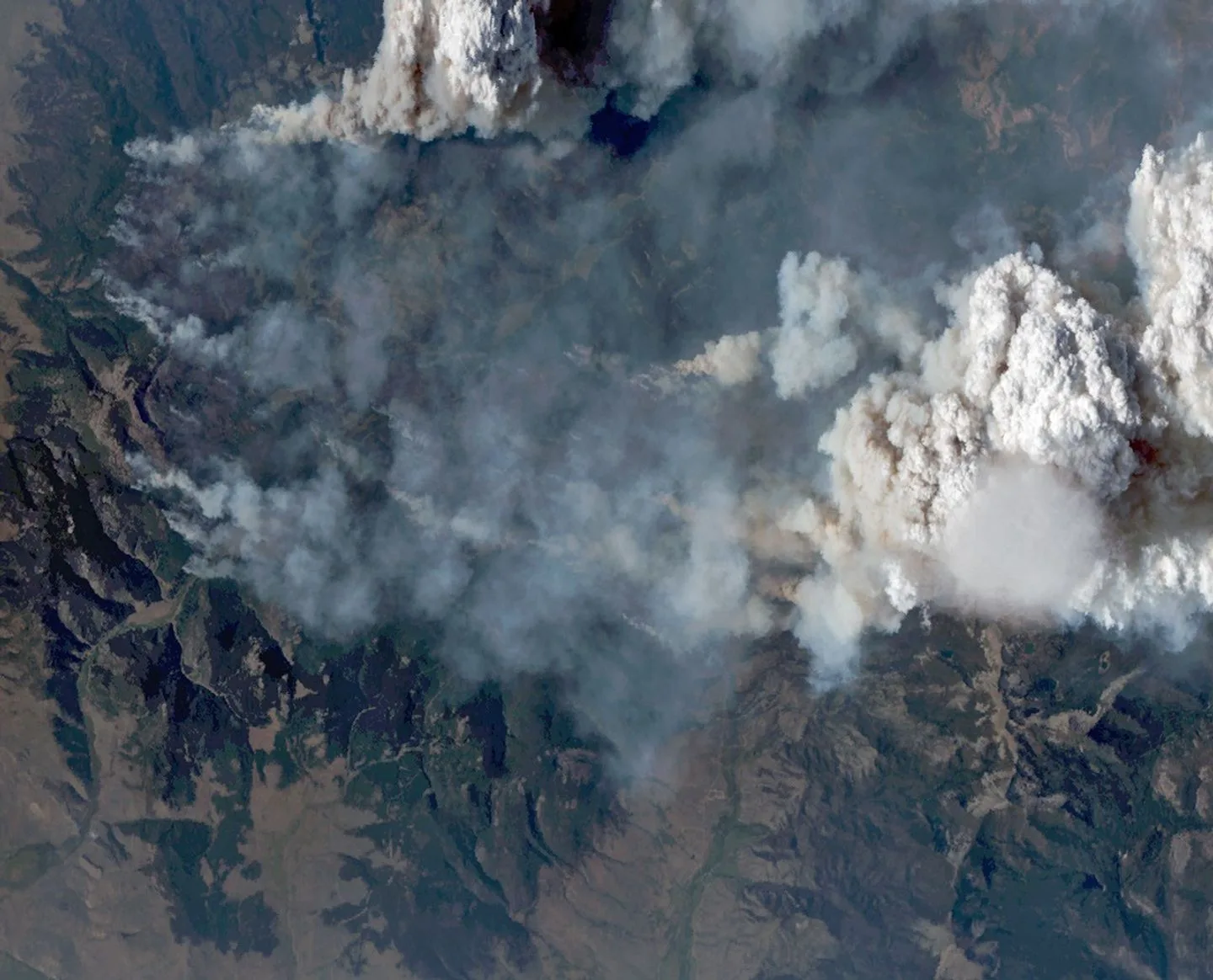 Por que incêndios formam nuvens? Entenda o “chapéu” registrado pela NASA